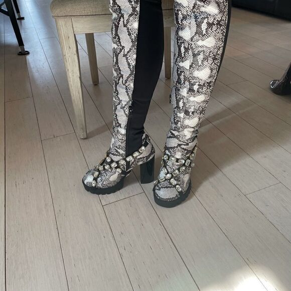 WILD DIVA SNAKESKIN MOTIF BOOTS.  NEW - Picture 3 of 8